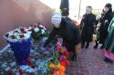 Цветы благодарности  к памятнику Матери