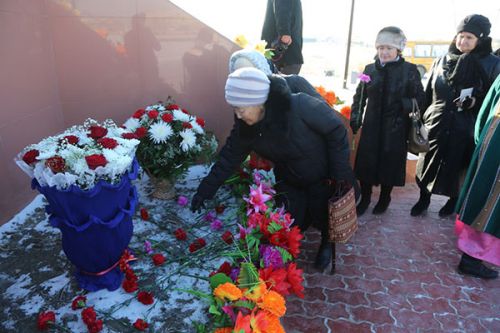 Цветы благодарности  к памятнику Матери