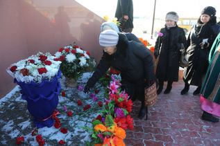Цветы благодарности  к памятнику Матери