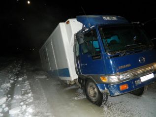 Рисковый водитель утопил грузовик 