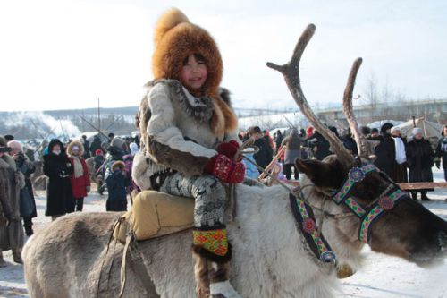 Коренными малочисленными народами считаются народы, проживающие на территориях традиционного расселения своих предков, сохраняющие культуру и образ жизни, насчитывающие не менее 50 тысяч человек и осознающие себя самостоятельными этническими общностями.