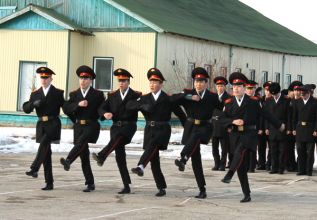 Аты-баты, шли кадеты...