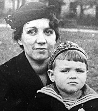 «Меня спасли  мама и дворник»