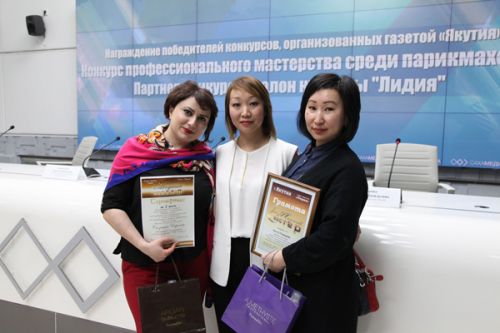 Победительницы конкурса «Модный мастер» вместе с директором салона красоты «Лидия» Степанидой Федоровой (слева направо Сюзанна Саргсян, Степанида Федорова и Ольга Сидорова).