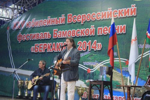С гитарой наперевес