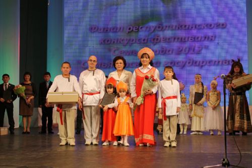 Мама, папа, я –  полезная семья! Финалисты фестиваля «Семья года – 2012»  получили премии Президента РС(Я)