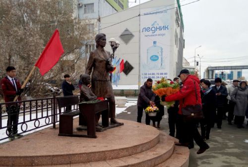 Встреча у памятника учителю