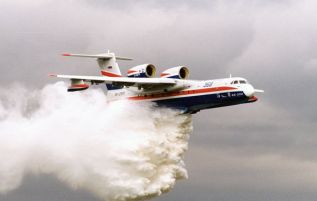 Бе-200 заливает лес