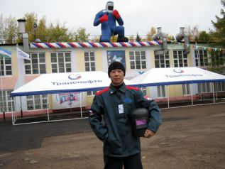 Соединяющий  сталь и железо