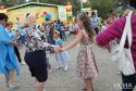 Бабушки танцуют с внуками