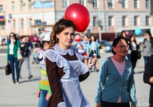 Школьный колокольчик прозвенел на площади