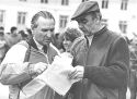 80‑е годы. Организатор эстафеты Валерий Кочнев (слева) и главный новостник республики Юрий Семенов обсуждают детали соревнований. На заднем плане судья Лидия Власова.