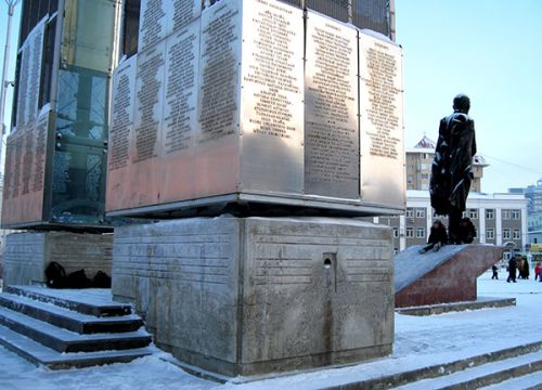 Что происходит  с памятником классику?