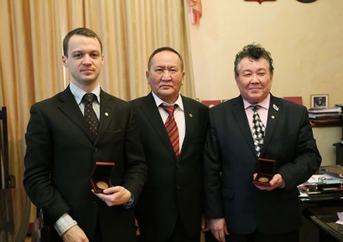 Медаль вручили на видеоконференции