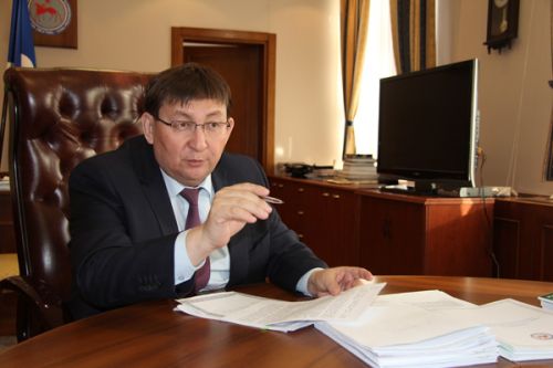 Всаднику со знаменем угрожают вандалы
