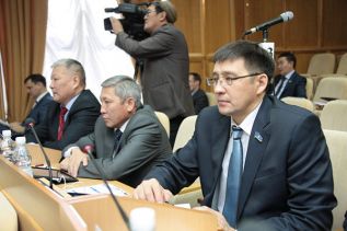 Ил Тумэн расселся  по креслам и комитетам