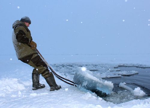 У реки  да без воды
