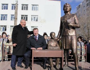 Учитель приглашает за парту