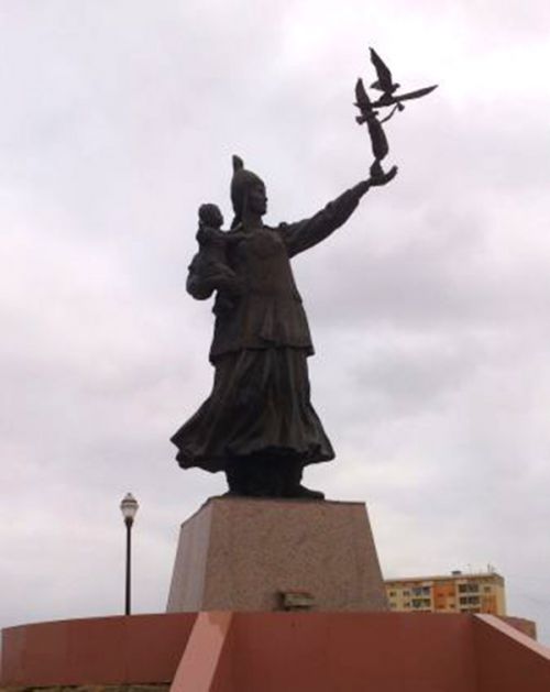 У кого гранитный камешек  в груди?
